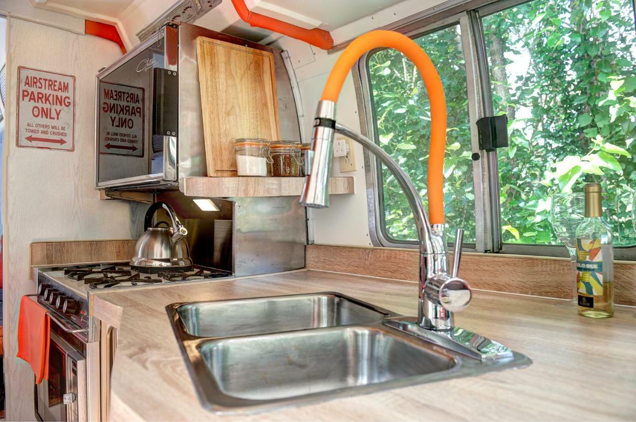 Glamping 1970 American Airstream Motorhome Ponsanooth Екстер'єр фото